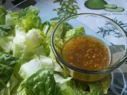 Prosty przepis na sos winegret z musztardą, który zachwyci smakiem