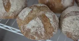 Jak przygotować zakwas orkiszowy do wypieku chleba? Przepis