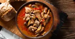 Co dodać do gulaszu, aby poprawić jego smak i aromat?