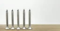 Dobór wkrętów do boazerii - poznaj wymiary i rodzaje dla każdego drewna