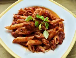 Szybki przepis na makaron penne z kurczakiem i pomidorami, który zaskoczy smakiem