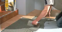 Ile kleju pod gres? Sprawdź, jak uniknąć błędów i wybrać najlepszy klej do płytek