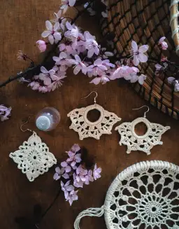 Jak zrobić kolczyki z kordonka: 8 prostych kroków + inspiracje