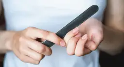 Przepiłowana płytka paznokcia - jak wygląda i co zrobić