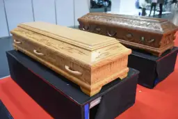 Ile ksiądz bierze za pogrzeb: aktualne ceny i koszty pochówku w Polsce