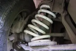 Czy amortyzator może stukać? Poznaj przyczyny i objawy uszkodzeń