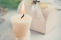 Jak ozdobić stół na komunię: eleganckie pomysły, które zachwycą