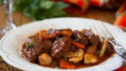 Najlepsze sosy do wołowiny: jak wybrać idealny i podkreślić smak mięsa