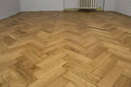 Parkiet olejowany czy lakierowany – co wybrać dla idealnej podłogi?