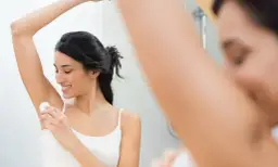 Dezodorant czy kulka - co wybrać, aby uniknąć podrażnień skóry?