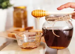 Jak łatwo rozpuścić scukrzony miód i przywrócić mu płynną konsystencję