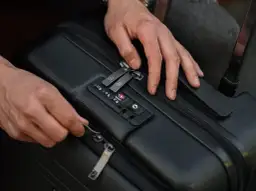 Jak zmierzyć walizkę, aby uniknąć problemów na lotnisku