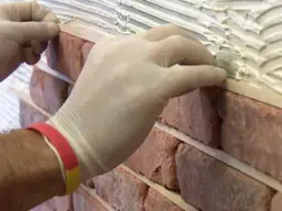 Na co kleić cegłę dekoracyjną? Najlepszy klej i porady aplikacyjne