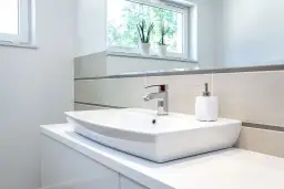 Ile naprawdę kosztuje montaż umywalki i jak uniknąć ukrytych opłat