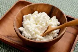 Słodkie połączenia z serkiem wiejskim: co jeść, by zachwycić smakiem