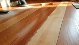 Jak usunąć wosk z parkietu skutecznie – metody i sprawdzone porady