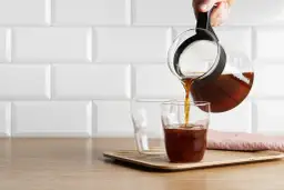 Co bardziej pobudza: kawa czy energetyk? Sprawdź różnice i efekty