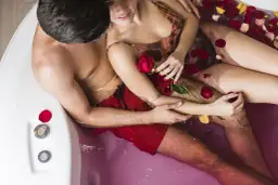 Masaż i pieszczoty – istotne elementy intymnej bliskości dla kobiet