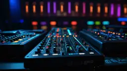 Ile zarabia DJ w Energy 2000 - poznaj realne stawki i system wynagrodzeń