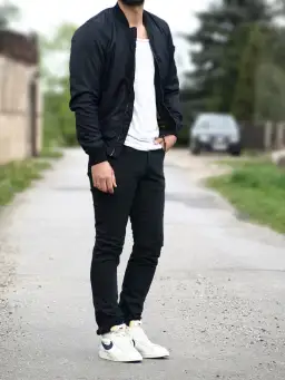 Stylowe bombery dla mężczyzn: Modne stylizacje, które Cię zaskoczą