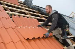 Krok po kroku jak wymienić dachówkę samodzielnie - instrukcja dla majsterkowicza