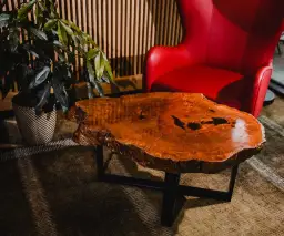 Najlepsze farby do drewnianego blatu łazienkowego - ochrona i styl