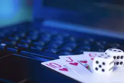 Czytelność zapisów dotyczących wygaśnięcia bonusów w grach online – wymogi i wyzwania