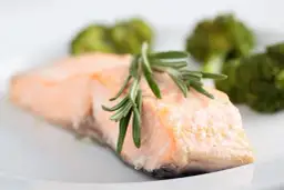 Ile kalorii ma łosoś pieczony? Poznaj wartość odżywczą tej ryby