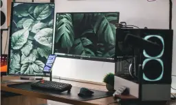 Laptop stacjonarny czy komputer biurkowy: co lepiej wybrać w 2025