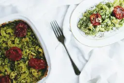 Pyszna zapiekanka z pesto: Szybkie przepisy, które zaskoczą każdego