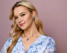 Jaką biżuterię do chabrowej sukienki wybrać na wyjątkowe okazje?