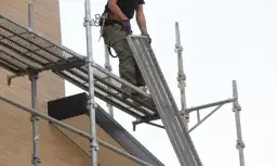 Jak zrobić rusztowanie na dachu bezpiecznie i skutecznie?