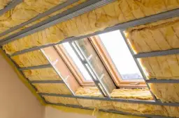 Ile kosztuje wełna do ocieplenia poddasza? Sprawdź, by nie przepłacić