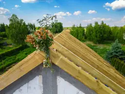 Kto naprawdę wiesza wiechę na dach? Rola cieśli i budowlańców