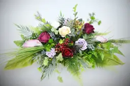 Sztuczne kwiaty jak żywe na cmentarz – trwałe i piękne dekoracje grobów