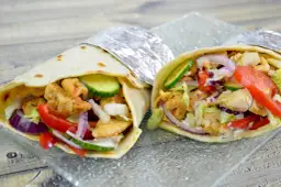 Ile kcal ma tortilla z kurczakiem i warzywami? Poznaj fakty!