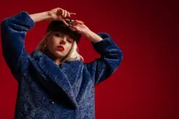 Co ubrać do granatowego płaszcza, aby wyglądać stylowo i modnie?