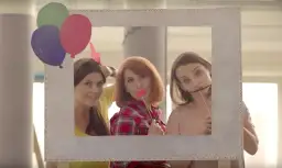 Jak łatwo zrobić fotobudkę z kartonu i zaimponować gościom