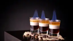 Jak przygotować drink B-52: przepis na efektowny koktajl warstwowy