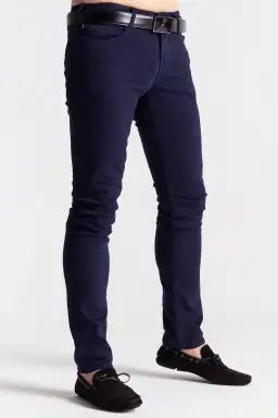 Modne stylizacje w granatowych jeansach. Jak ubrać się bez wpadki?