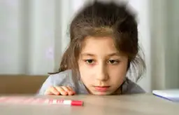 Autyzm kiedy się objawia? Poznaj pierwsze objawy u dzieci