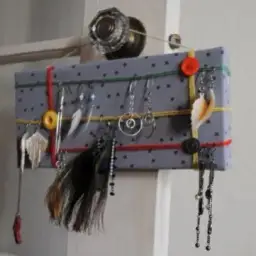 Jak zrobić wieszak na kolczyki: 5 prostych sposobów DIY