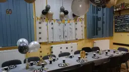 Jak udekorować stół na 60 urodziny: najlepsze pomysły na wyjątkową aranżację