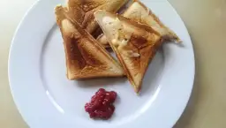 Ile kalorii mają tosty z serem i szynką? Sprawdź, co może zaskoczyć!