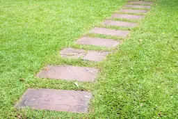 Czym wyłożyć ścieżkę w ogrodzie? Sprawdzone materiały i porady na start