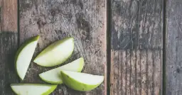 Klasyczny pleśniak z jabłkami i bezą – sprawdzony przepis na ciasto