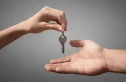 Kiedy można sprzedać mieszkanie bez podatku? Poznaj kluczowe zasady