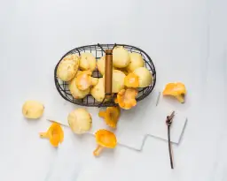 Ile gotować pieczarki do sałatki, aby były idealnie chrupiące?