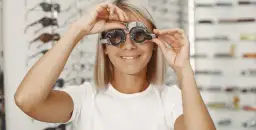 Jak dobrać soczewki, aby uniknąć problemów z widzeniem i komfortem