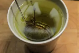 Czy można pić zieloną herbatę wieczorem? Poznaj prawdę i skutki uboczne